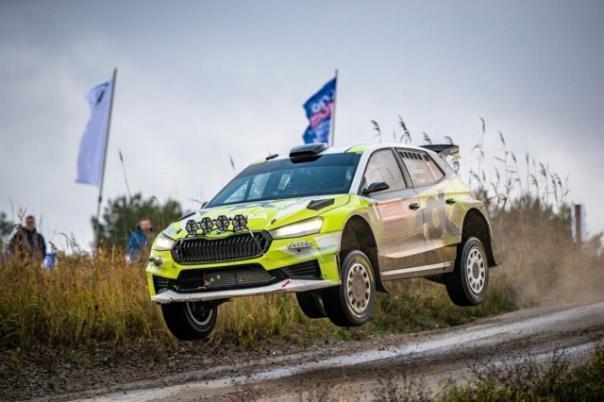 WRC2-Weltmeister Andreas Mikkelsen und Beifahrer Torstein Eriksen gewinnen im ersten an ein Kundenteam ausgelieferten ŠKODA FABIA RS Rally2 die Schotterrallye in Sachsen